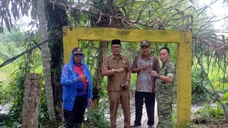 Danramil 408-05 Manna Pantau Progres Jembatan Gantung Garuda