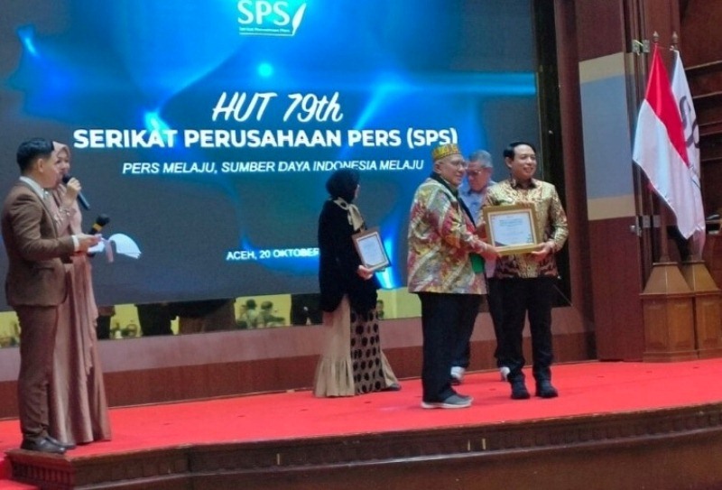 Peran Pers Sangat Penting , Walikota Bengkulu Terima Penghargaan Lontar Awards Dari SPS Pusat