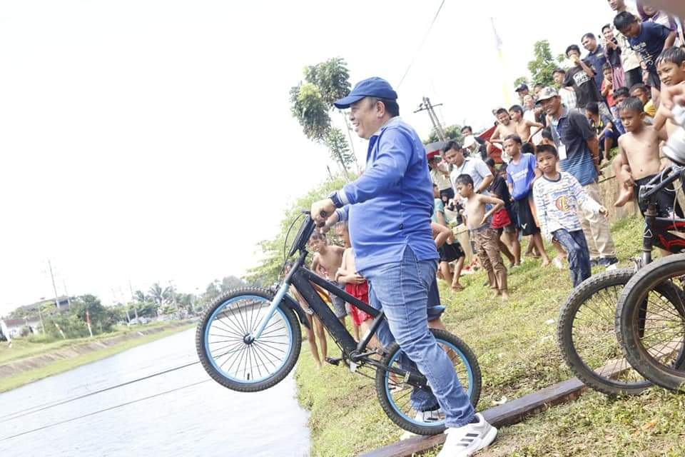  Tarung Bantal dan Sepeda Air, Meriahkan Festival Bendung Seluma