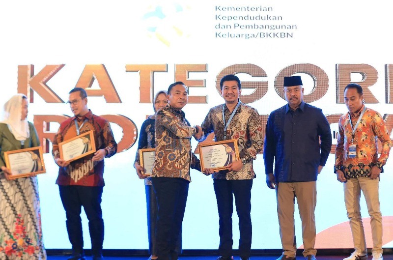 Bupati Bengkulu Utara Dianugerahi Penghargaan Genting Award