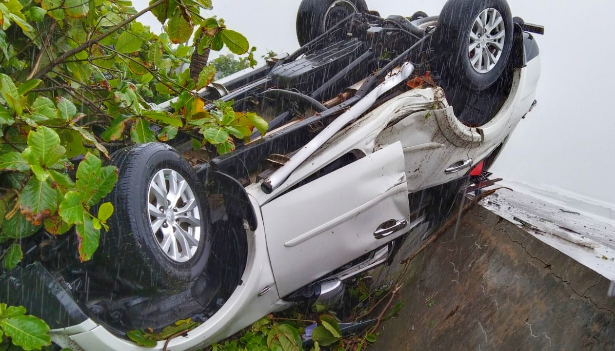  Berguling-guling, Pajero Tertelentang di  Bawah Pohon Pinggir Pantai Abrasi Mukomuko 