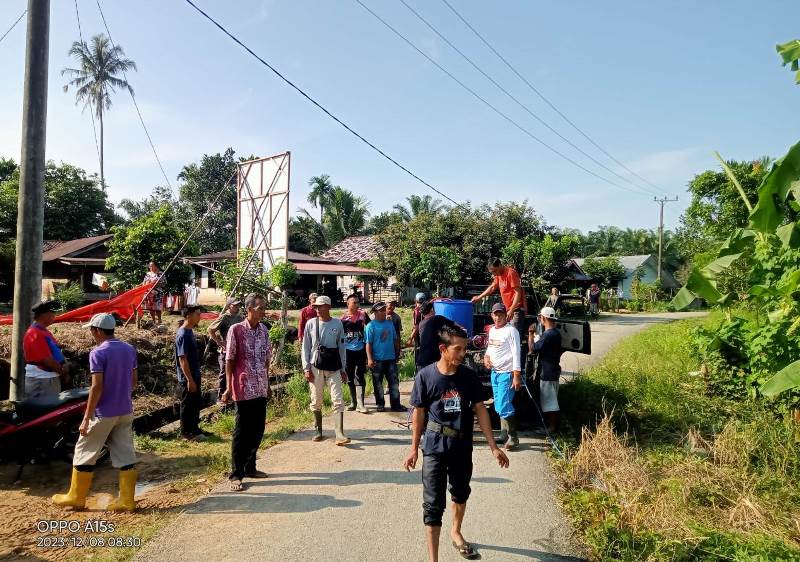Masyarakat dan Pemdes Pino Baru Bersihkan Jalan Lingkungan serta Fasilitas Umum