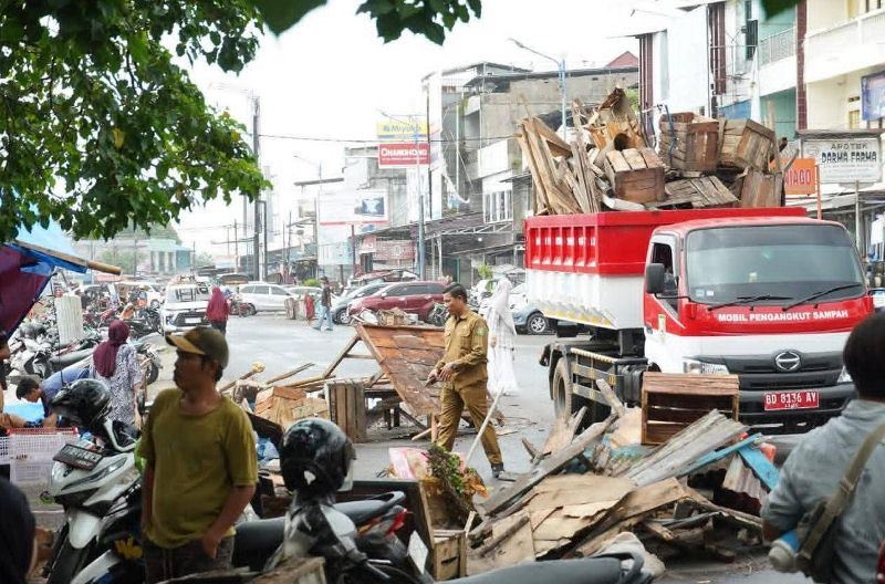 Dukung Program Pemerintah, PKL Jalan Salak Bongkar Lapak Sendiri