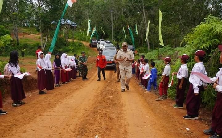 Bupati Mian Buka Karya Bakti TNI di Bukit Harapan