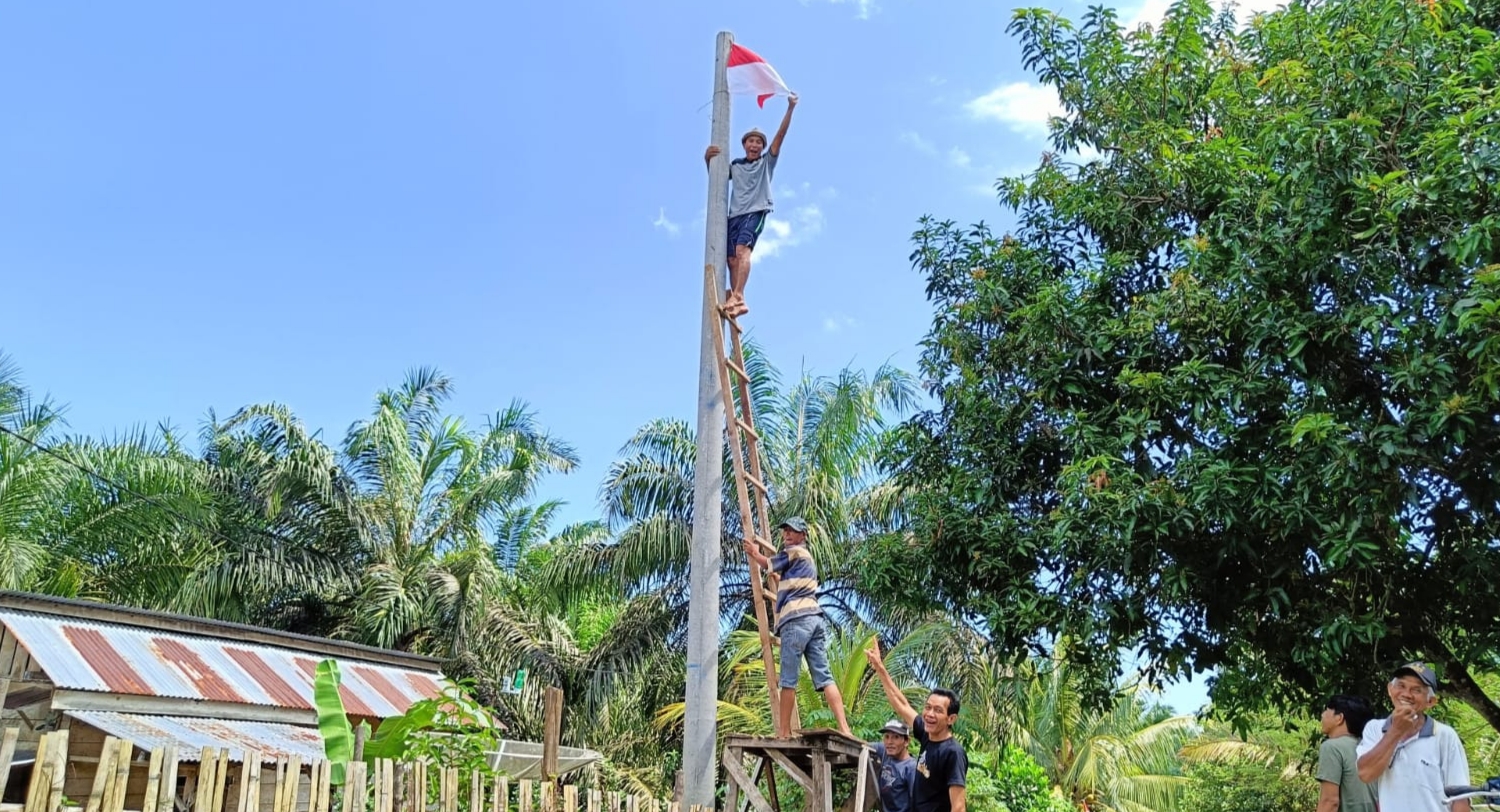 Warga Lunjuk Ancam Kibarkan Bendera Merah Putih di Tiang Listrik 17 Agustus