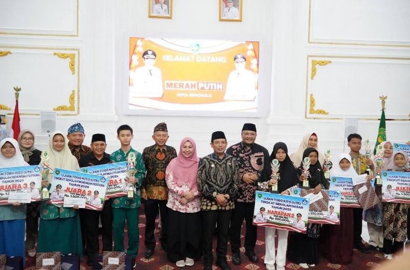 Gelar  Makan Bersama , Pemkot Bagikan Hadiah Kepada para Jawara UTK