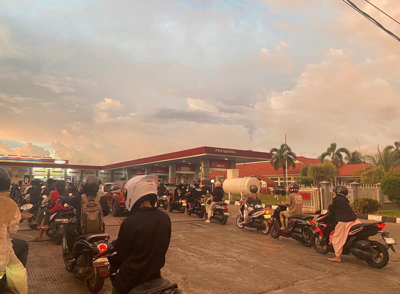   Antrean Kendaraan di SPBU Mulai Mengular, Ada Apa Ini ? 