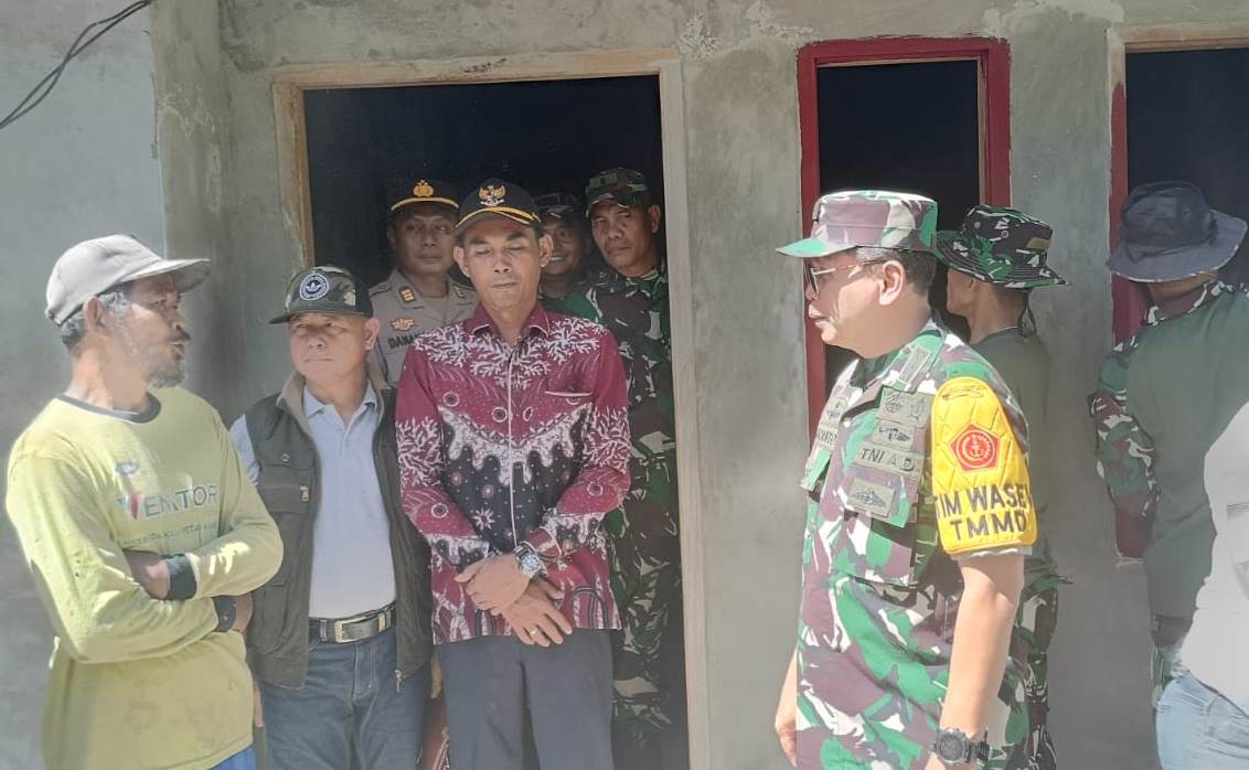Satgas TMMD Ke-125 Kodim 0408/BS Sudah Mulai Cat Dinding RTLH