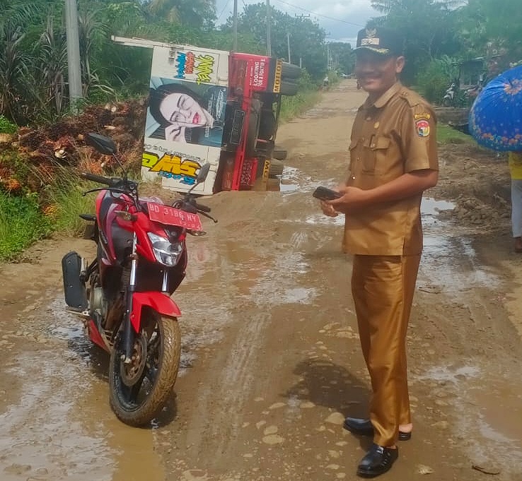 Lewati Jalan Berlumpur, Truk Sawit Terbalik di Desa Air Hitam Mukomuko