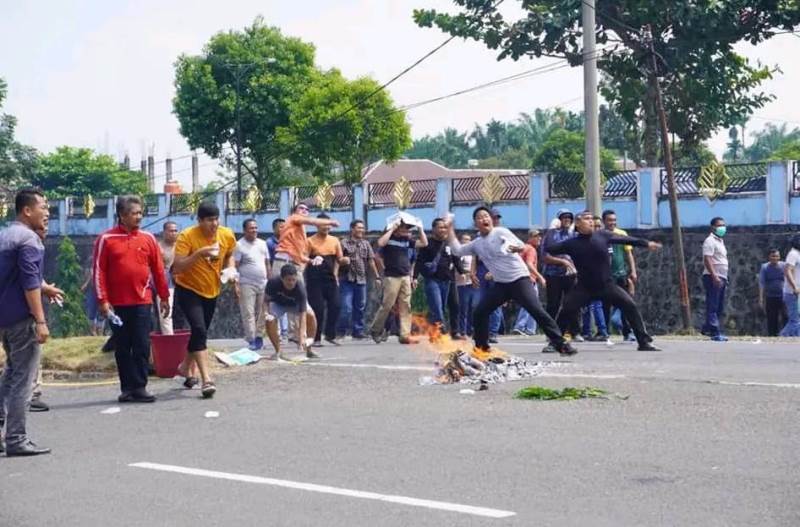  Ratusan Massa Geruduk Kantor KPU Seluma, Arus Lalin Dialihkan