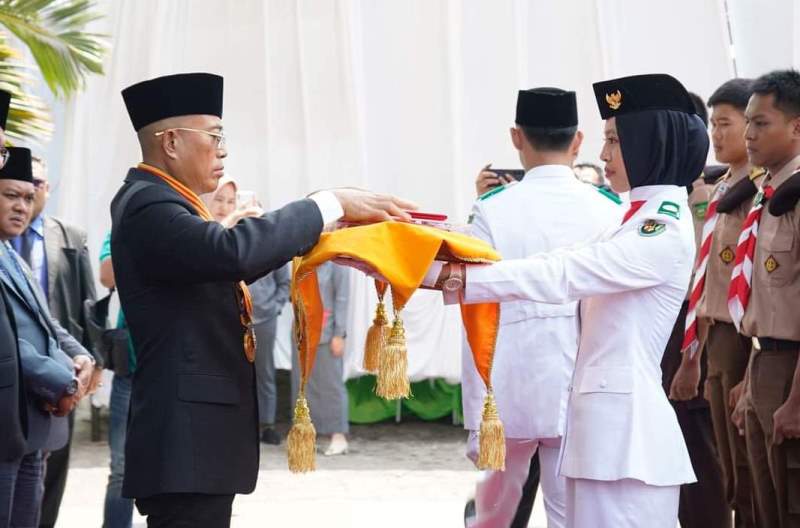 Bupati Bengkulu Selatan Serahkan Duplikat Bendera Pusaka Serta Teks Proklamasi  kepada Paskibraka