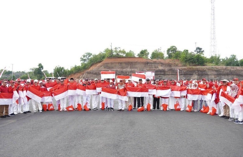 Meriahkan HUT ke-80 RI, Pemkot Bengkulu Bagikan Ribuan Bendera Merah Putih