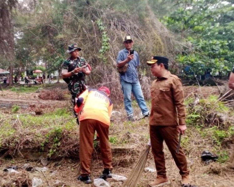  Kodam   Raden Inten Bersihkan Joging Track Pantai Panjang