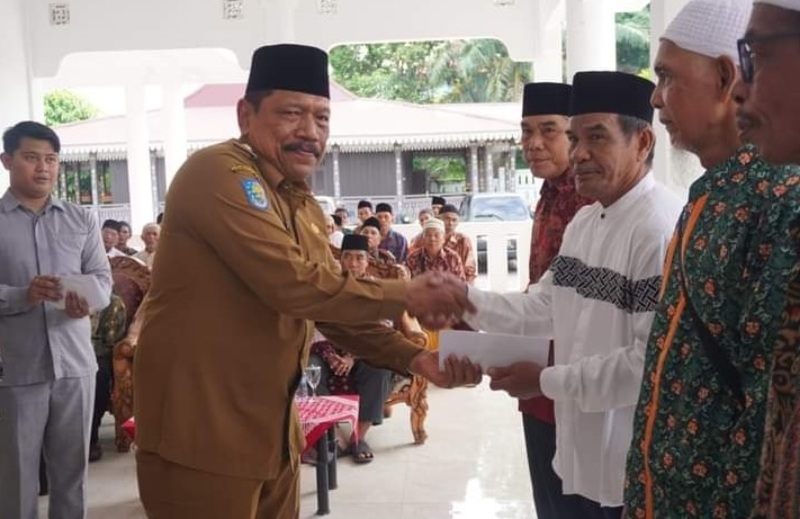220 Orang Imam Masjid dan Pemuka Agama Bengkulu Utara Terima Honor dari Bupati Mian