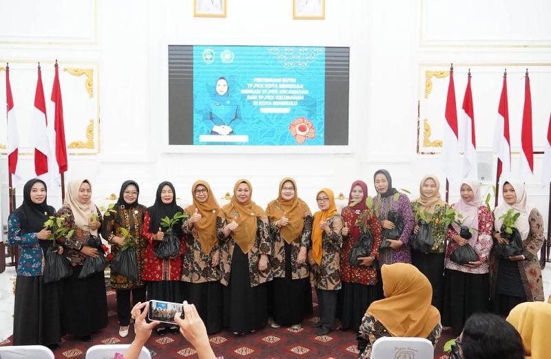Seluruh Anggota  Tim Penggerak PKK Kota Bengkulu Diminta Dukung Gerakan Menanam Buah