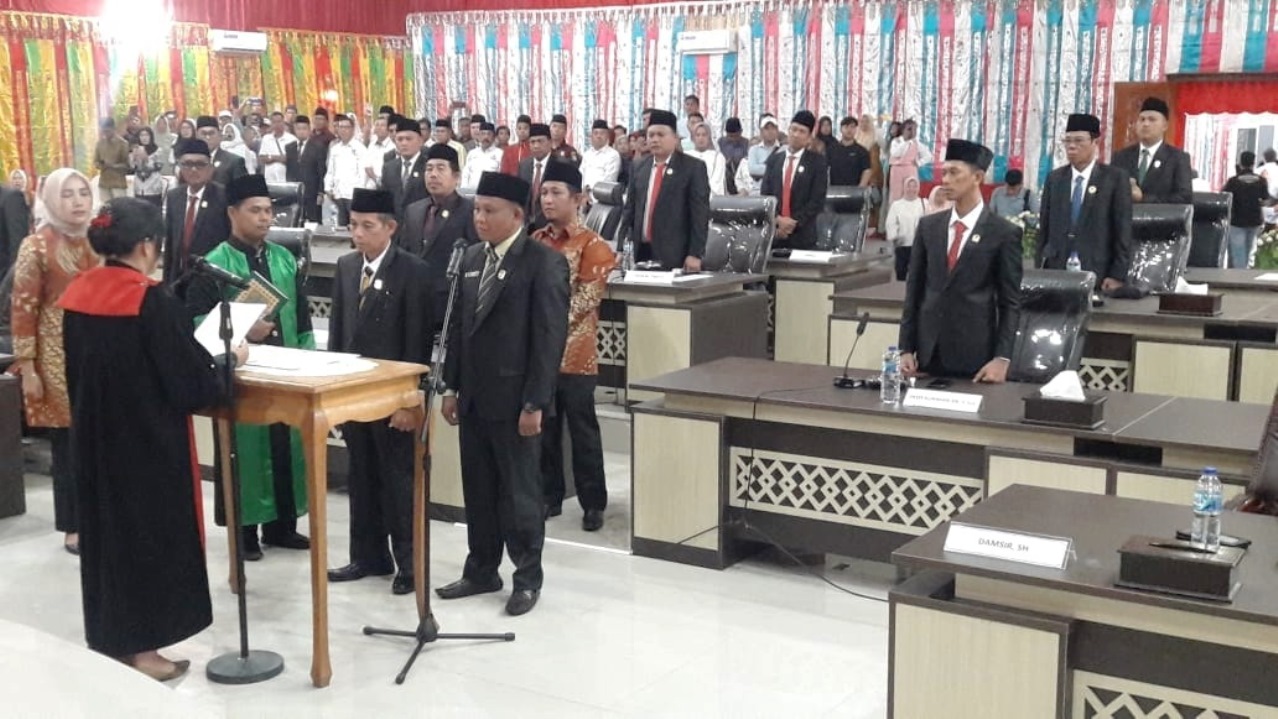 Zamhari dan Damsir Dilantik Menjadi Pimpinan DPRD Mukomuko 