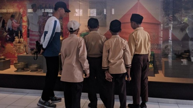 Murid MIN 2 Bengkulu Tengah Gelar Studi Edukasi  di Museum dan Perpustakaan Daerah