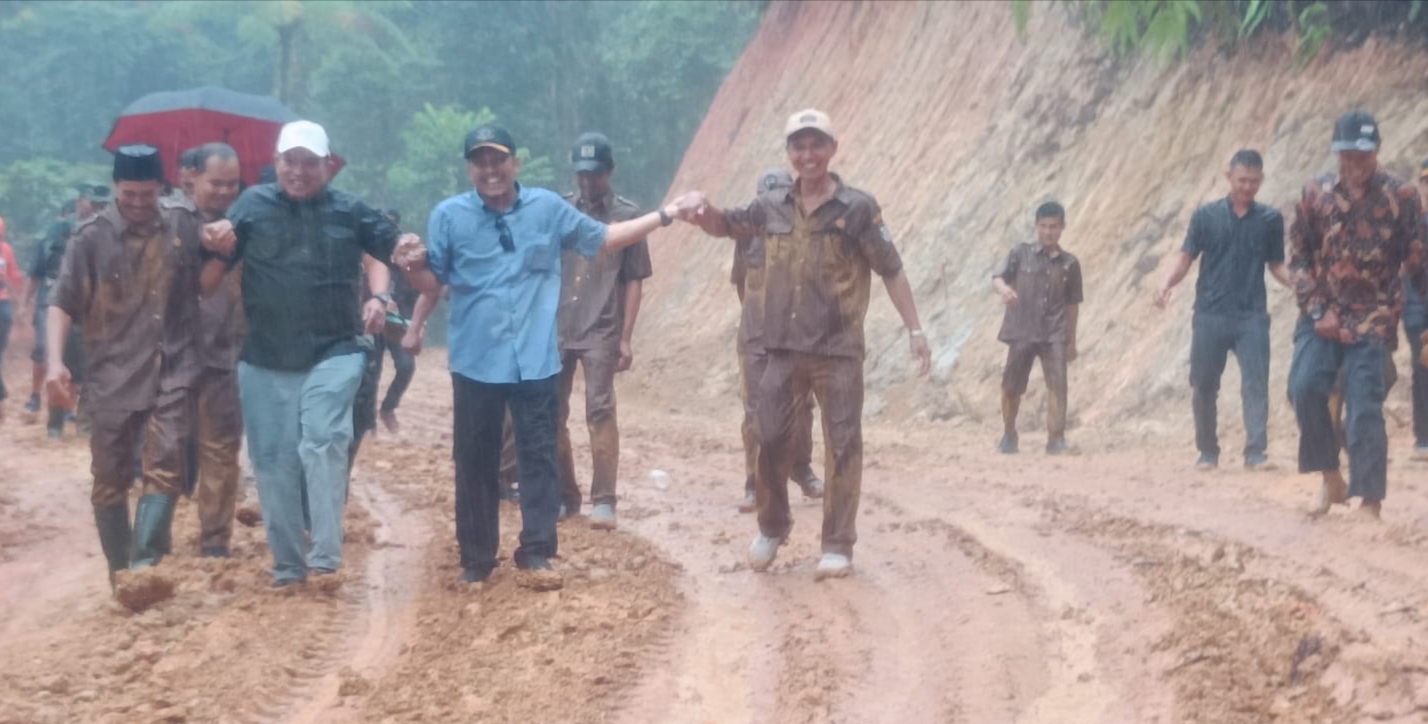 Tinjau Proyek Karya Bhakti, Bupati Seluma Kehujanan dan Jalan Kaki 1,3 KM