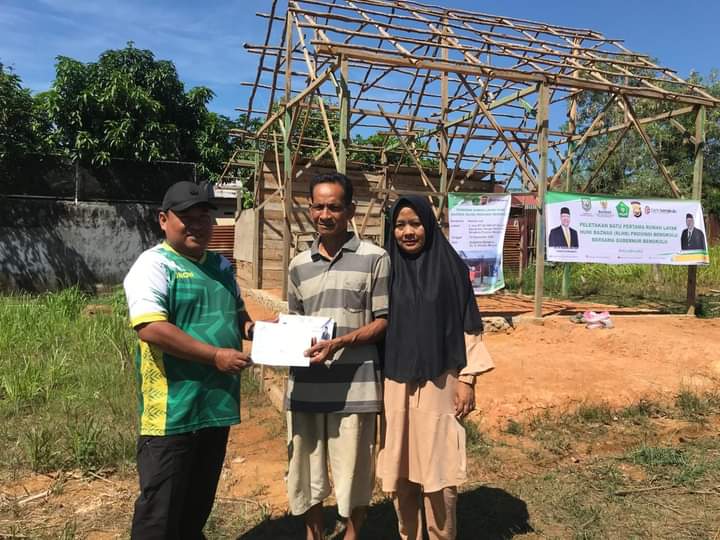 Warga Kota Bengkulu Bahagia Dapat Bantuan Rumah Layak Huni dari Baznas Provinsi Bengkulu 