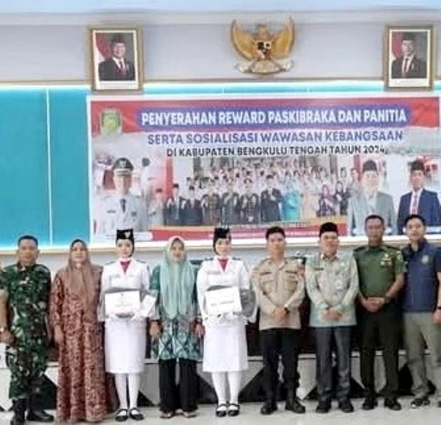 Anggota Paskibraka Bengkulu Tengah dan Panitia Terima Reward