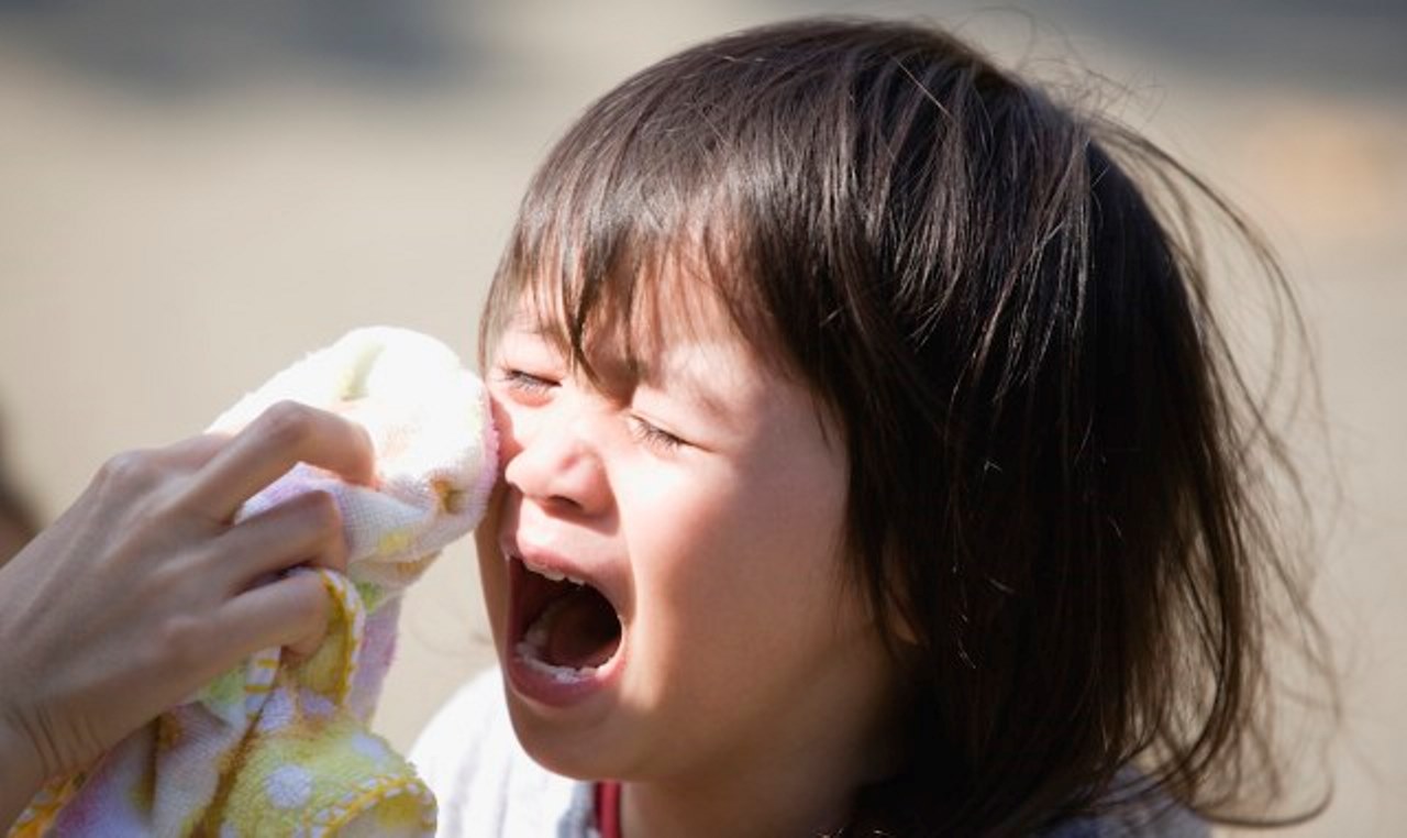  Cara Terbaik Menenangkan Anak yang Lagi Marah dan Menangis, Jangan Katakan 'Tenang'