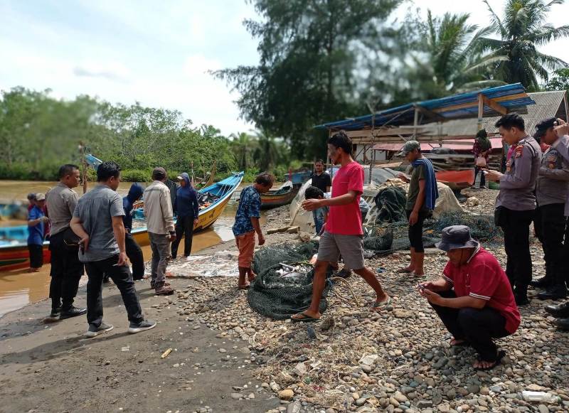 Heboh, Nelayan Serangai Amankan Hasil Tangkapan Ikan Diduga Milik Nelayan Trawl