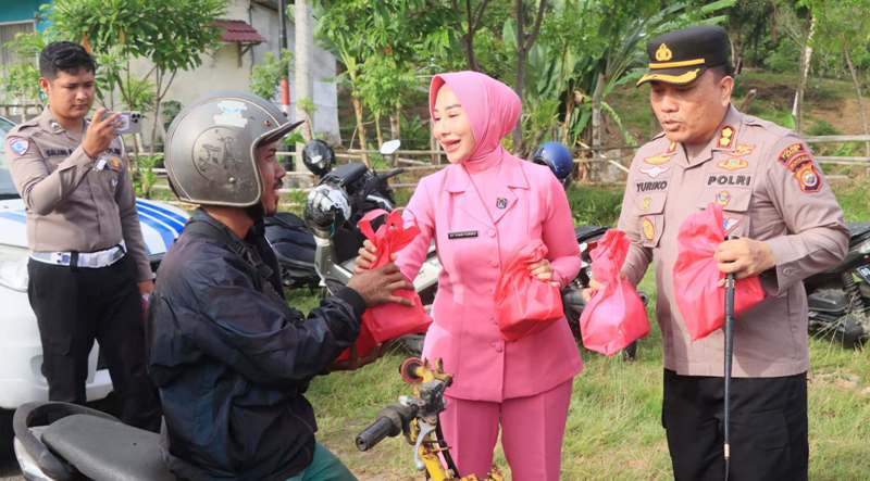 Dipimpin Kapolres, Personel  dan Bhayangkari  Kaur  Bagi-Bagi Takjil Selama Bulan Ramadhan 