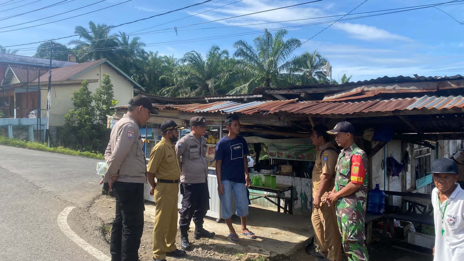 Warung Pedagang Yang Menghalangi Jarak Pandang Pengendara Ditertibkan