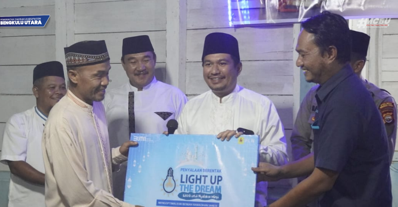 Bupati Bengkulu Utara Serahkan Bantuan Pemasangan Listrik Gratis di Tanah Hitam