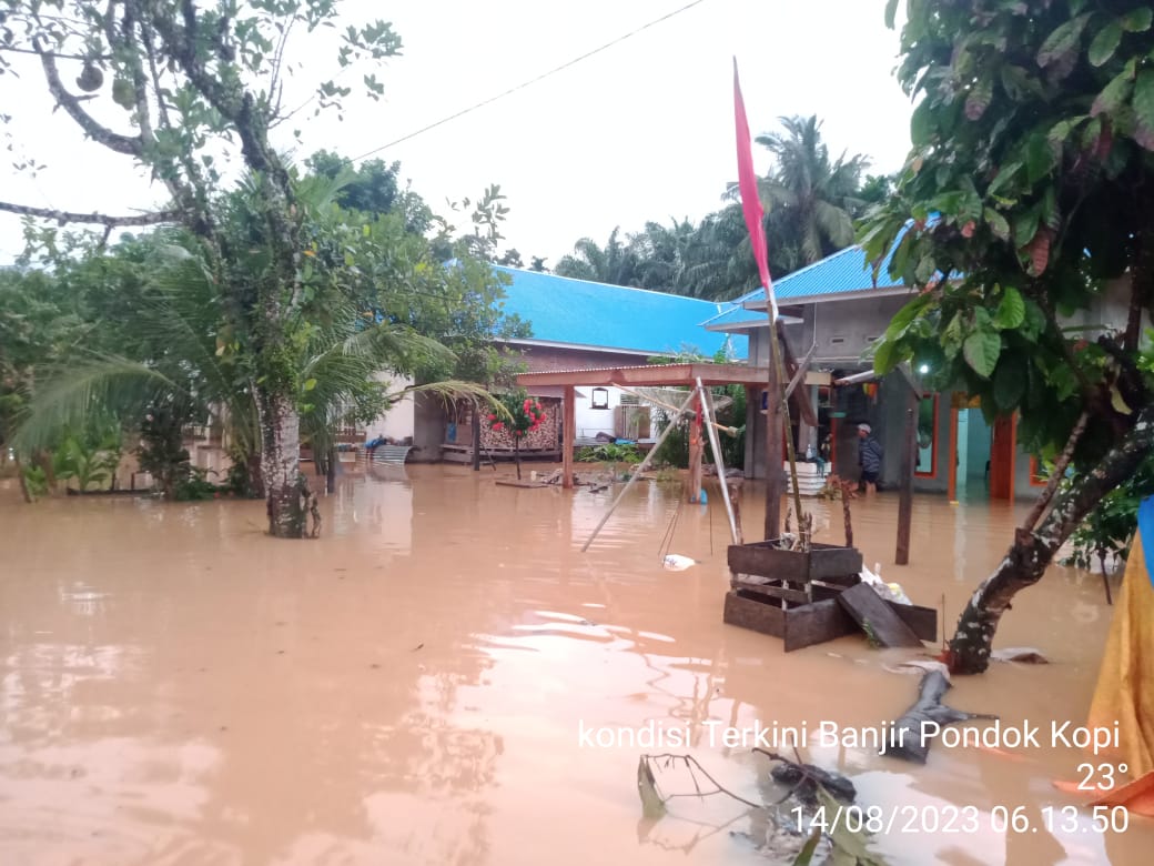 Belum Surut, 84 Rumah Warga Pondok Kopi, Motor dan Mobil Terendam Banjir 