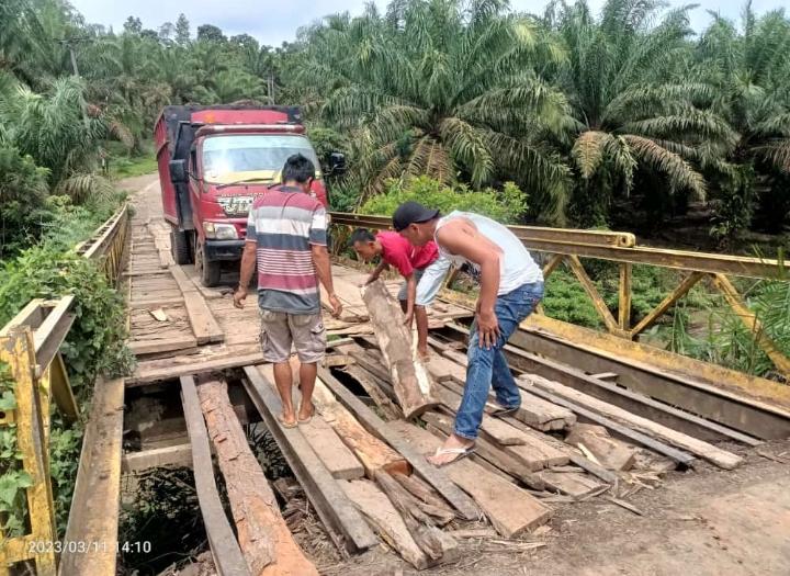 Sangat Mengkhawatirkan, Masyarakat Berharap  Dibuat Jembatan Permanen 