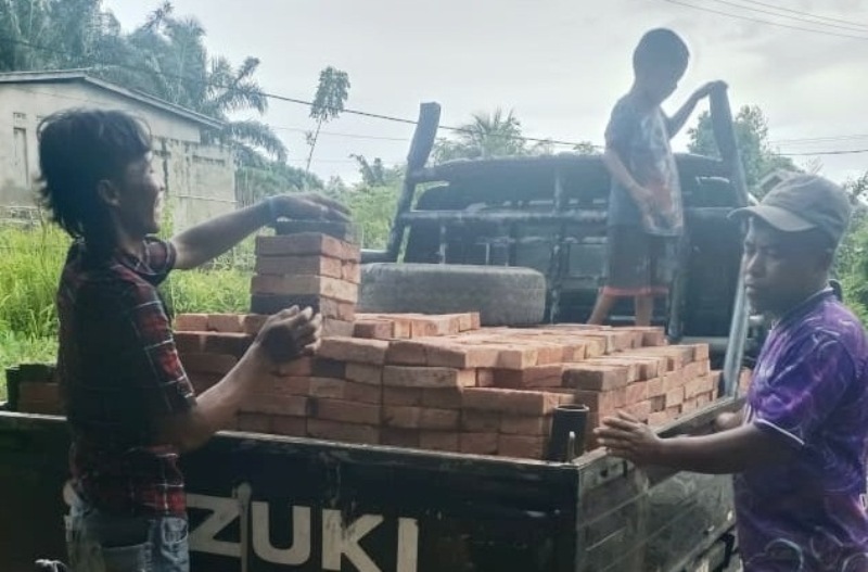 Pengrajin Kewalahan, Permintaan Batu Bata di Seluma Saat Ini Meningkat