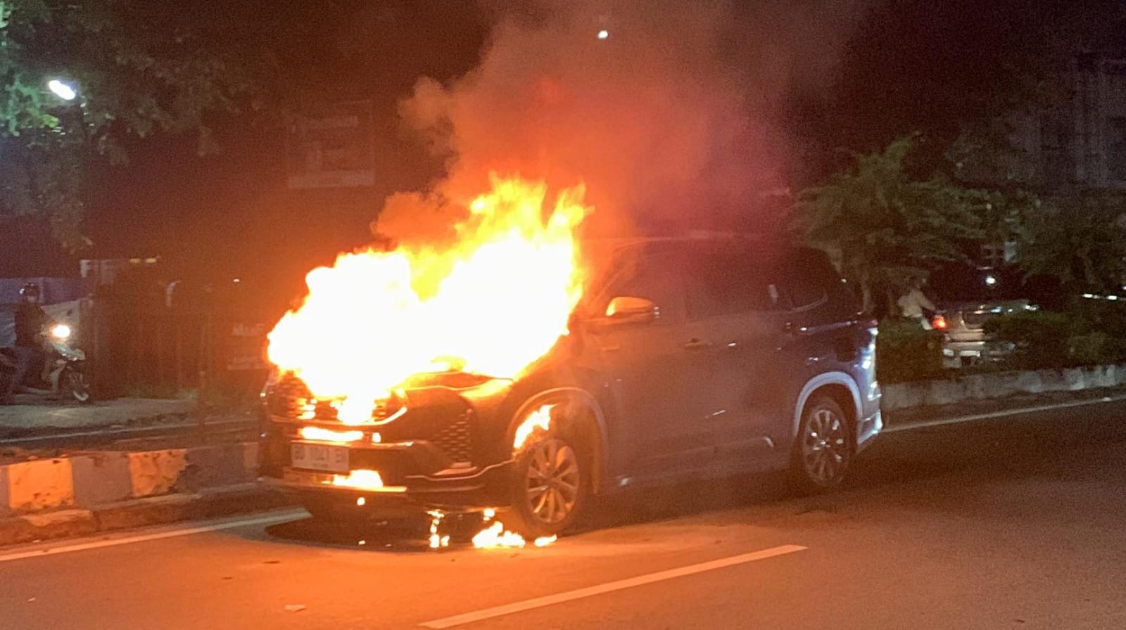 Mengejutkan! Toyota Innova Zenix Tiba-Tiba Terbakar, Sistem Hybrid Rusak?