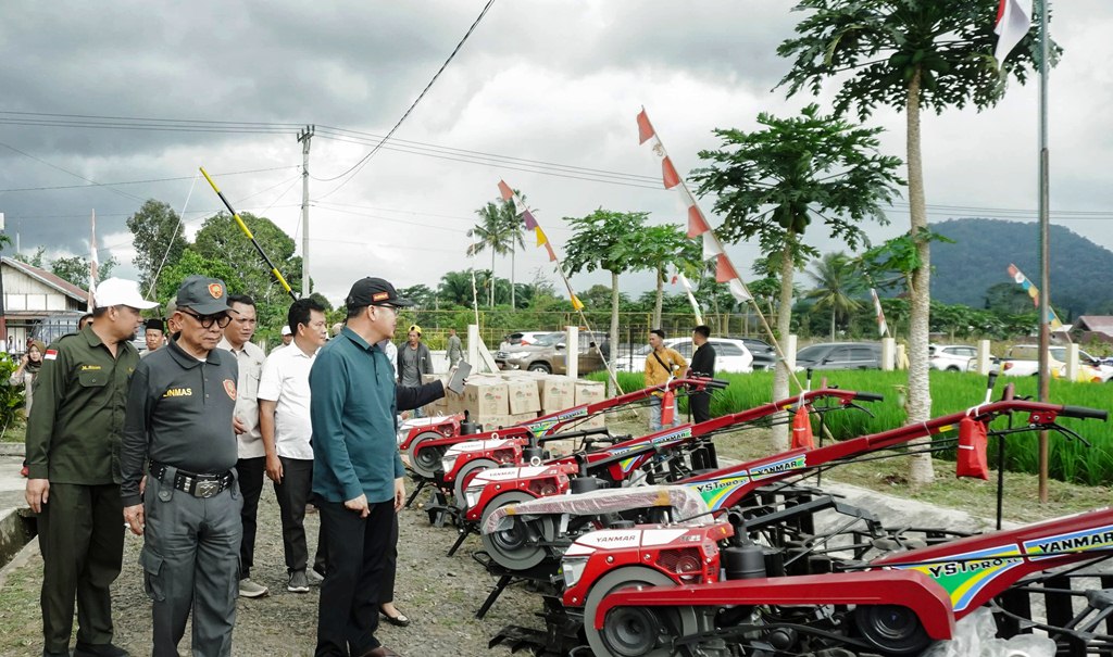 Petani di Provinsi Bengkulu Bahagia Terima Penyaluran Bantuan Alsintan dari Gubernur Rohidin