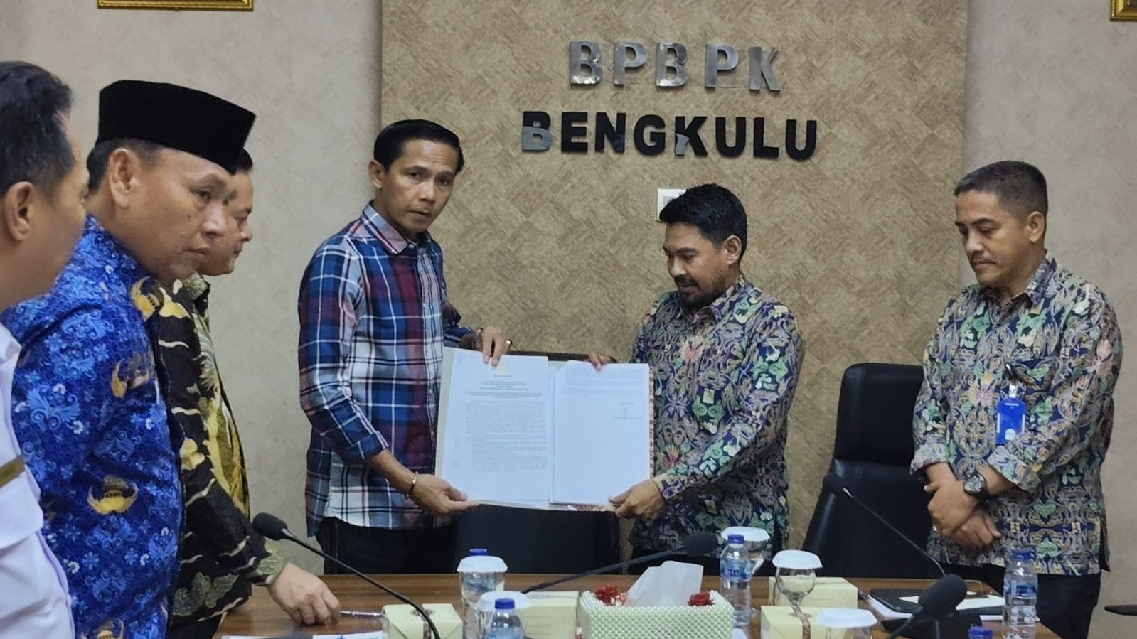Gusril Pausi Tandatangan Komitmen Implementasi SSK Program PPSP