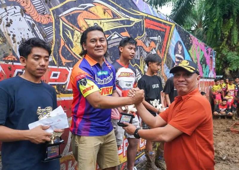 Dibuka Wabup, Sekda Seluma Tutup Grasstrack Bupati Cup 2025