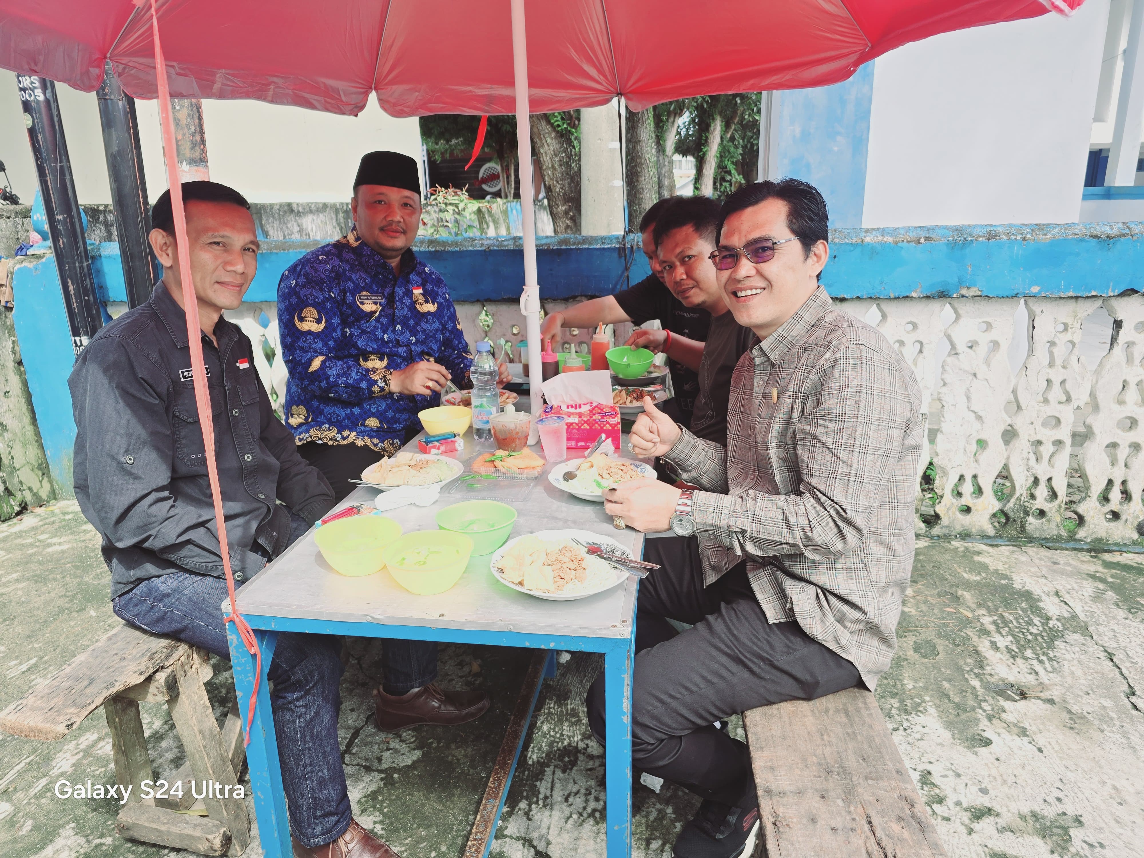 Bahas Apa Ya? Wawali Ronny Tobing dan Rodi Anggota DPRD Makan Mie Legend di Depan Diknas