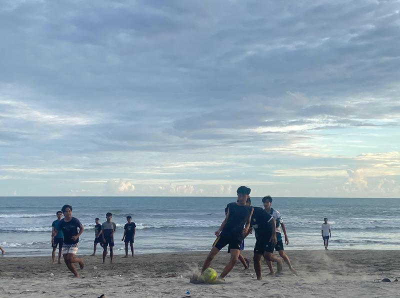 Pantai Berkas, Surga Anak Muda Bengkulu Main Bola Pantai 
