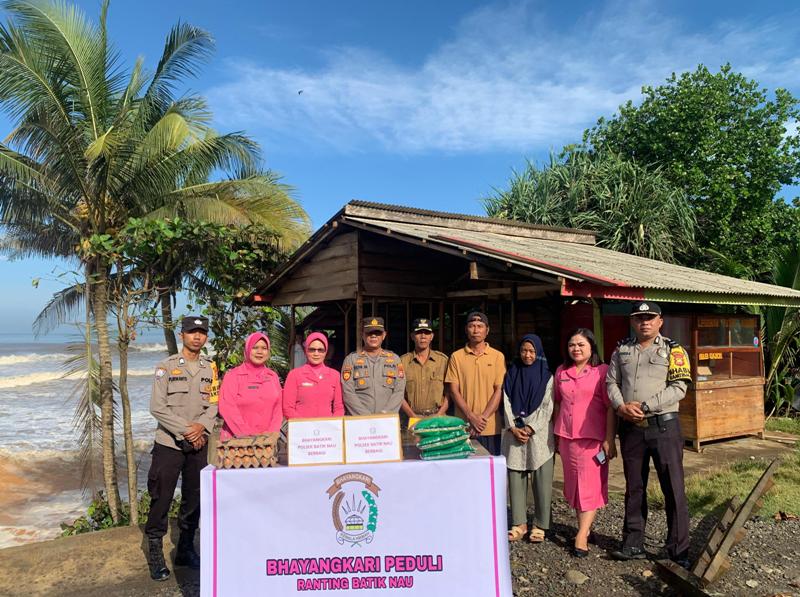 Personel Polsek Batik Nau Bersama Bhayangkari Serahkan Bantuan Kepada Korban Banjir Rob