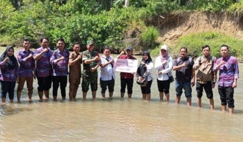  Pemdes Ulak Tanding Lakukan Normalisasi Sungai 