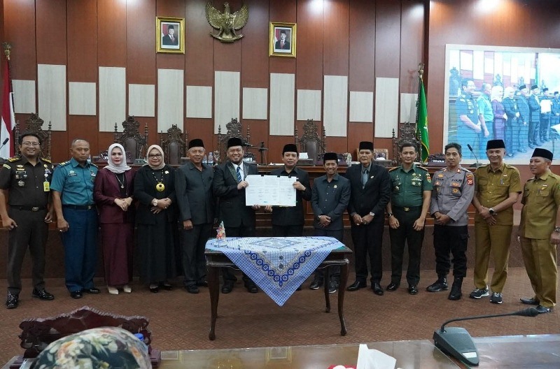 Tanda Tangani Langsung, APBD Kota Bengkulu 2026 Ketuk Palu