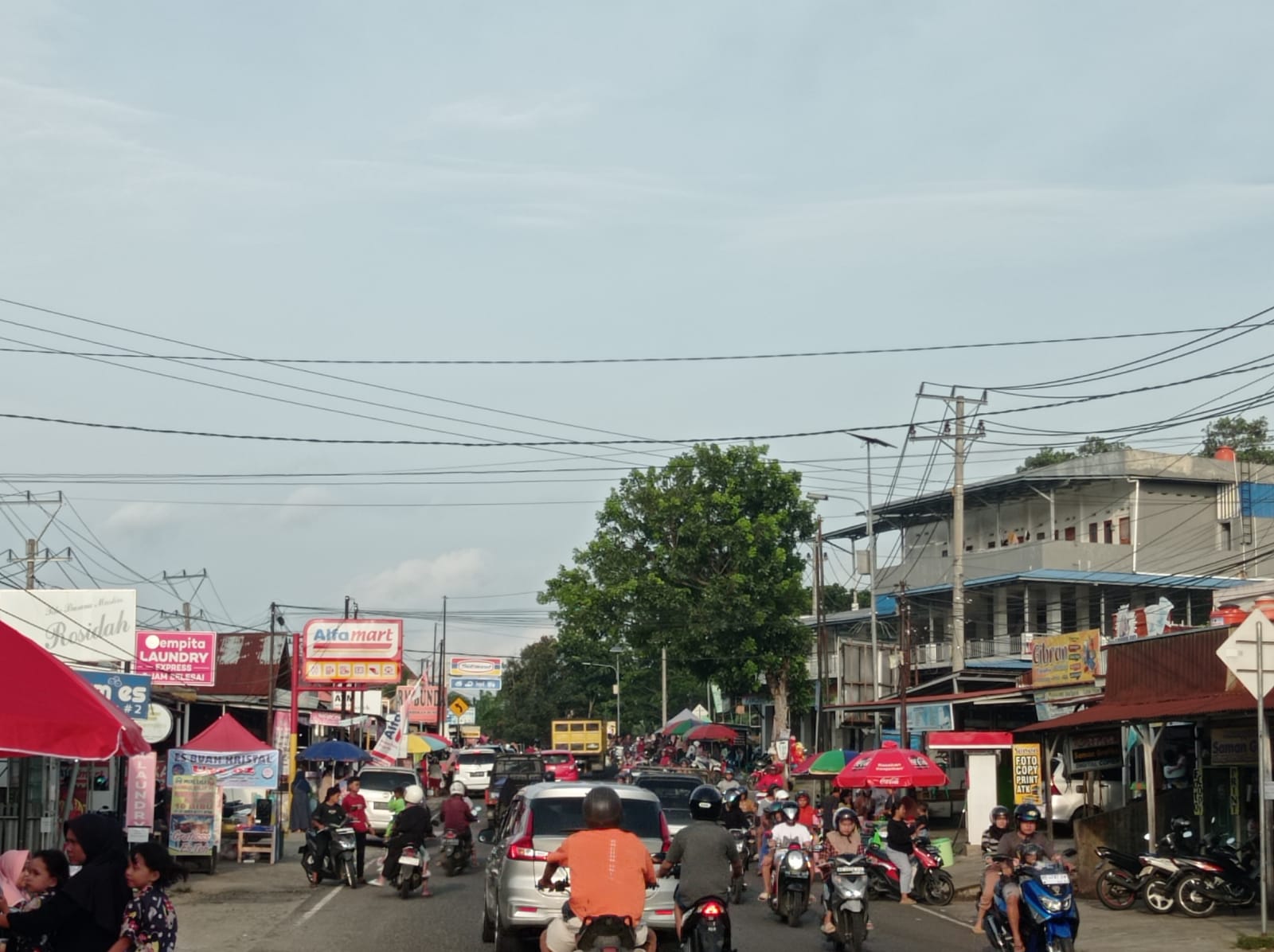 Keseruan Ngabuburit Mencari Takjil Didepan Kampus UIN FAS Bengkulu, Selalu Ramai Pengunjung 