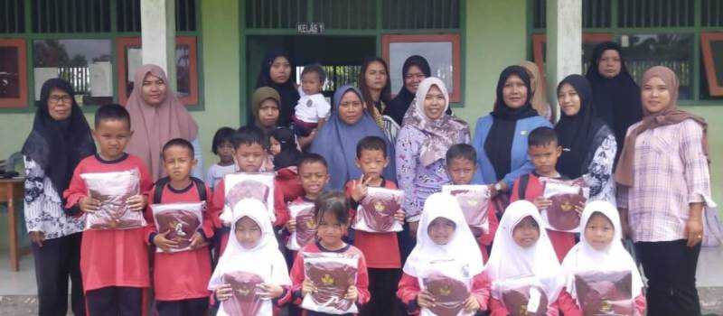 Pemerintah Daerah Kabupaten Seluma   Bagikan Seragam Sekolah Gratis