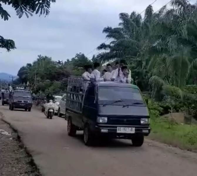 Atraksi Drum Band Ikut Meriahkan  Pawai Peringatan Hari Santri Nasional di Seluma