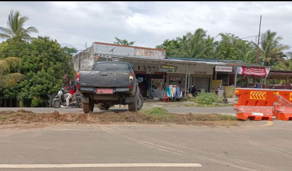 Pengendara   Rusak Median Jalan di  Seluma