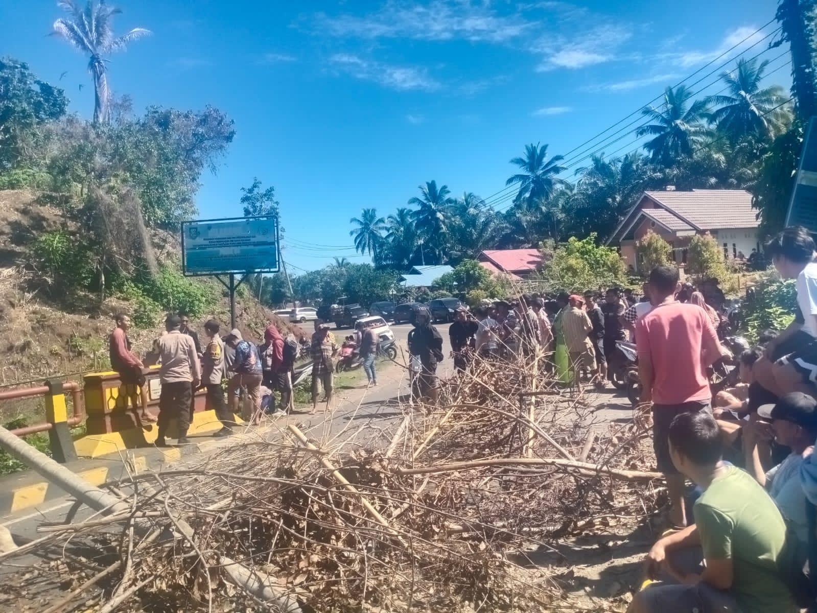 Wajib Diketahui, Ini Penyebab Warga Pasar Palik Blokade Jalinbar