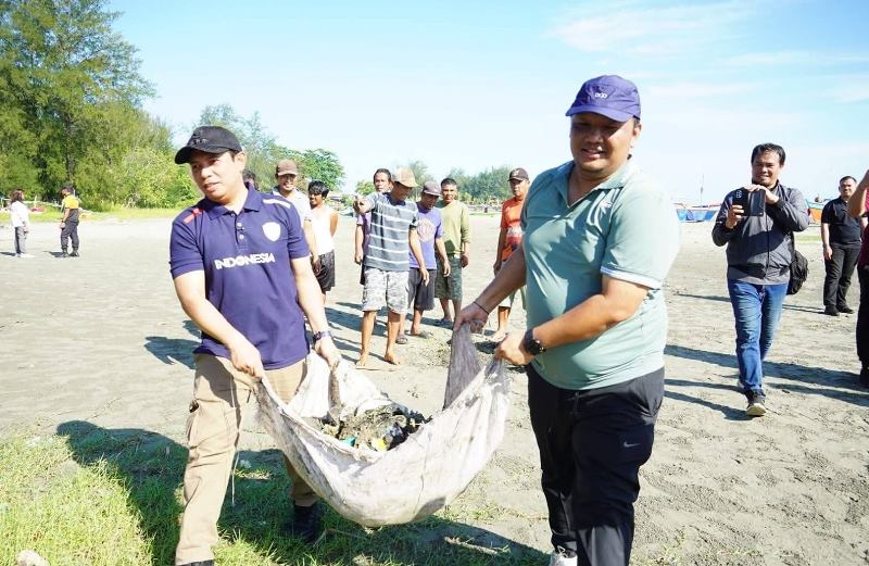 Seluruh Pihak Kompak Turun Bersihkan Pantai Panjang