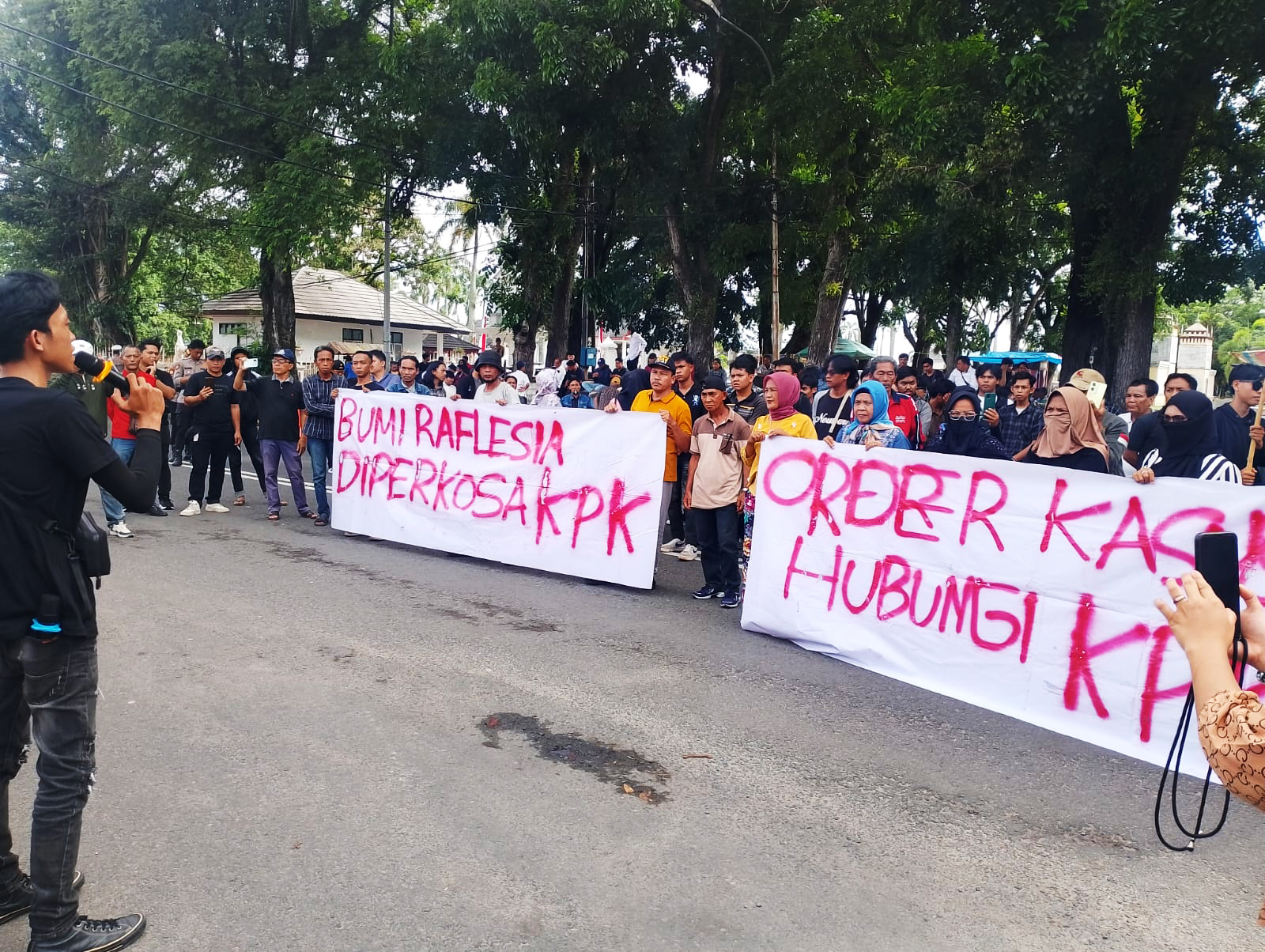 Aliansi Masyarakat Peduli Bengkulu Tuntut Pembebasan Gubernur Rohidin dari KPK