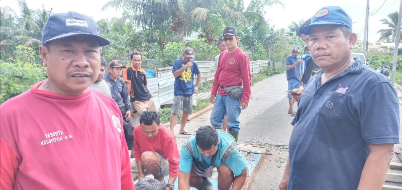 Masyarakat  Kelurahan Padang Serai Kota Bengkulu Perbaiki Jembatan 