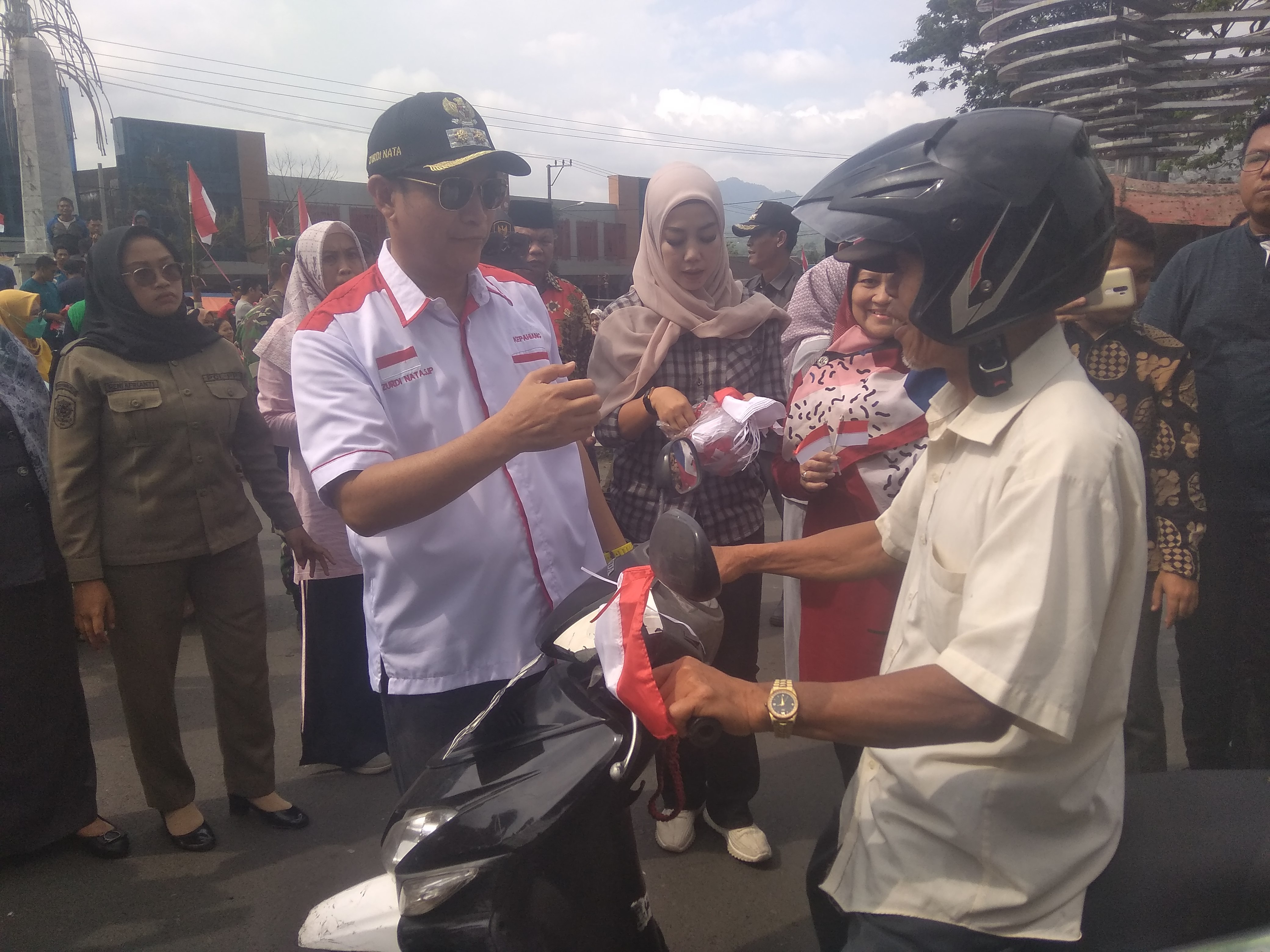 Wakil Bupati Sebarkan 5000 Bendera   Merah Putih ke Masyarakat Kepahiang